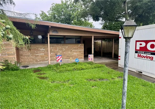 Homes for sale in Metairie, LA | 11 Laux Manor Dr, Metairie, LA 70003 | MLS# 2563366
