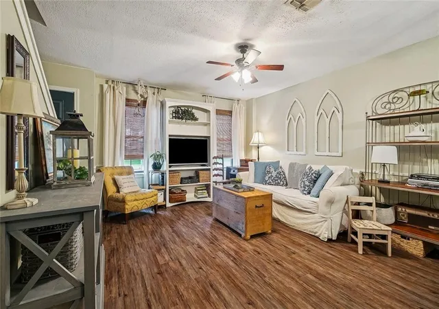Homes for sale in Luling, LA | 135 Lakewood Dr, Luling, LA 70070