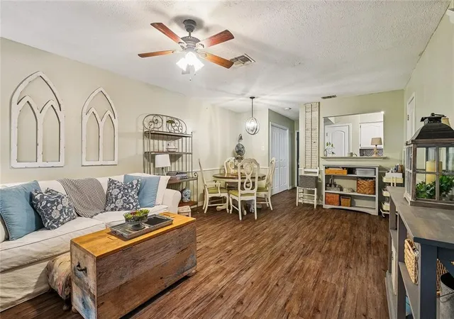 Homes for sale in Luling, LA | 135 Lakewood Dr, Luling, LA 70070