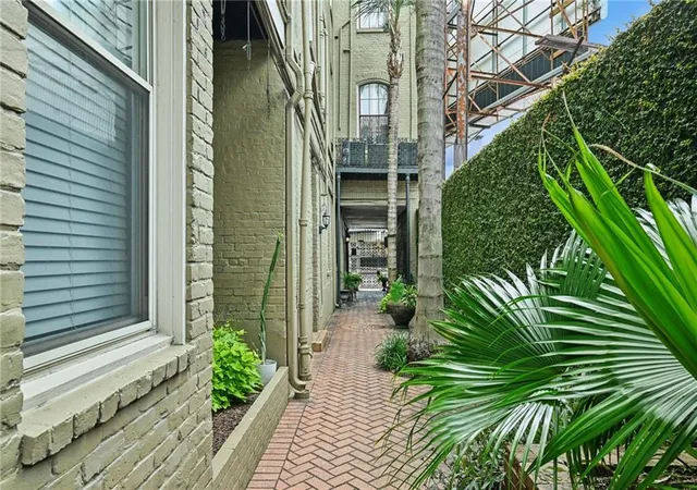 2nd image of 1061 Camp St, New Orleans, LA 70130