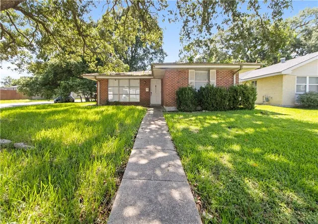 Homes for sale in New Orleans, LA | 2737 Bristol Pl, New Orleans, LA 70131 | MLS# 2563260