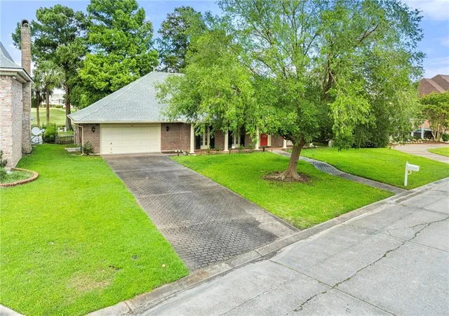 Homes for sale in Kenner, LA | 178 Chateau Latour Dr, Kenner, LA 70065 | MLS# 2563613