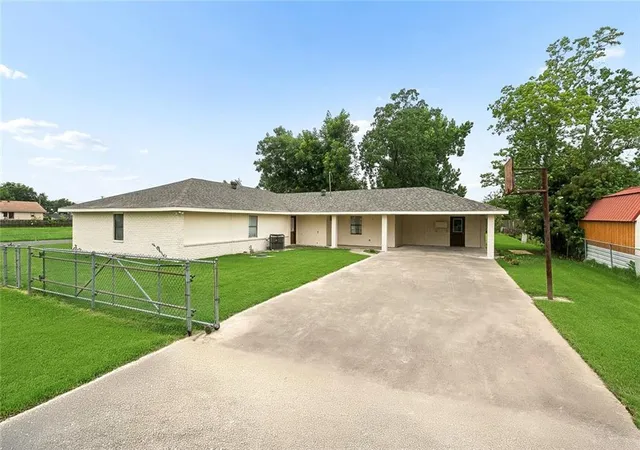 Homes for sale in Raceland, LA | 204 Market St, Raceland, LA 70394 | MLS# 2563007