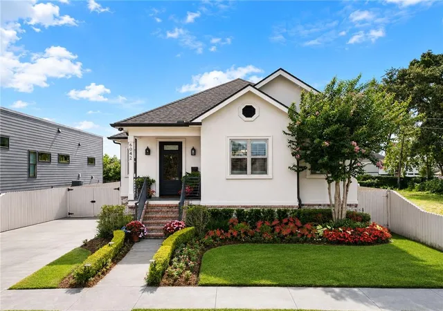 Homes for sale in New Orleans, LA | 6042 Cameron Blvd, New Orleans, LA 70122 | MLS# 2563857