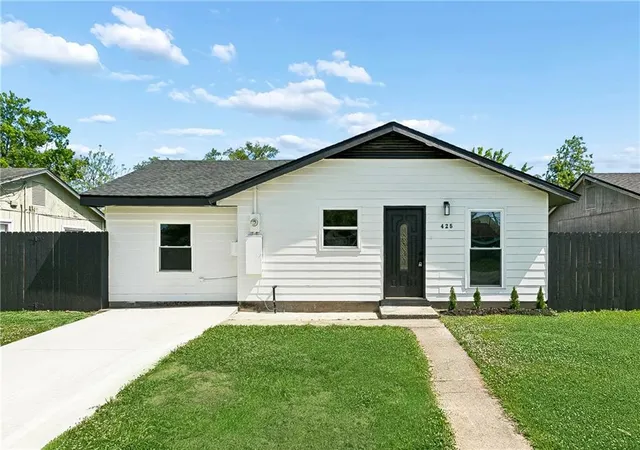 Homes for sale in Westwego, LA | 425 Helis Dr, Westwego, LA 70094 | MLS# 2564237