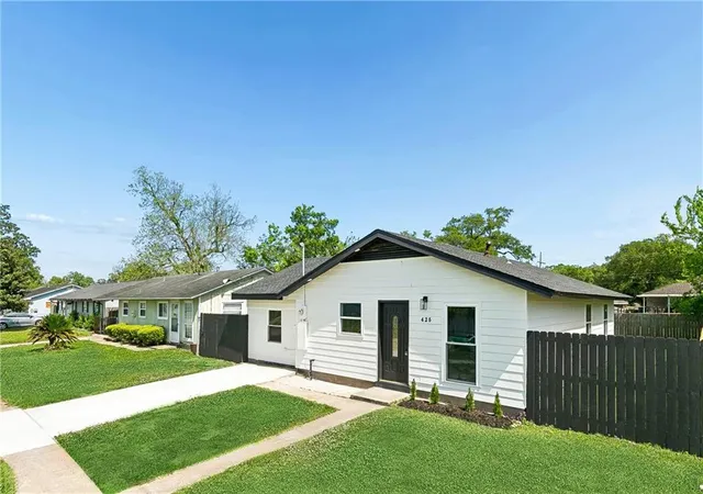 Homes for sale in Westwego, LA | 425 Helis Dr, Westwego, LA 70094 | MLS# 2564237