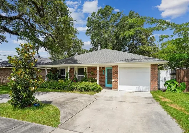 2nd image of 806 Colonial Club Dr, New Orleans, LA 70123 | MLS# 2563299