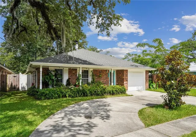 3rd image of 806 Colonial Club Dr, New Orleans, LA 70123 | MLS# 2563299