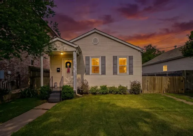 Homes for sale in Metairie, LA | 704 Metairie Lawn Dr, Metairie, LA 70001 | MLS# 2564040
