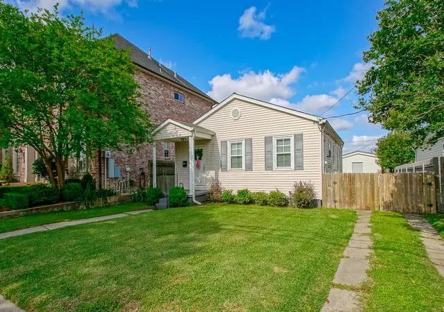 Homes for sale in Metairie, LA | 704 Metairie Lawn Dr, Metairie, LA 70001 | MLS# 2564040