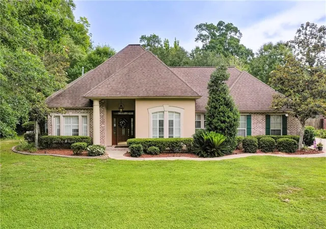 Homes for sale in Slidell, LA | 451 Autumnwood Rd, Slidell, LA 70458 | MLS# 2562882