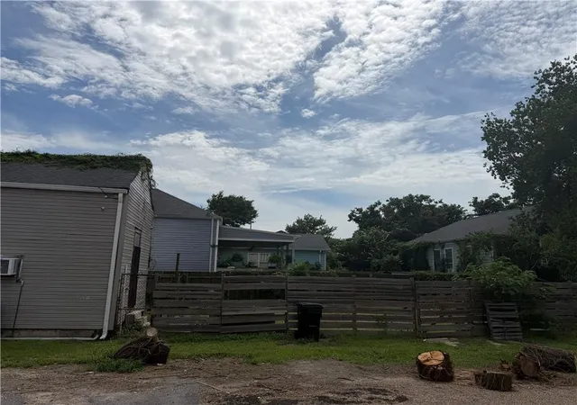 Photo 3 of Single family home for sale at 3201 Dryades St, New Orleans, LA 70115 | MLS# 2564484 | Listing updated on 2026-08-28