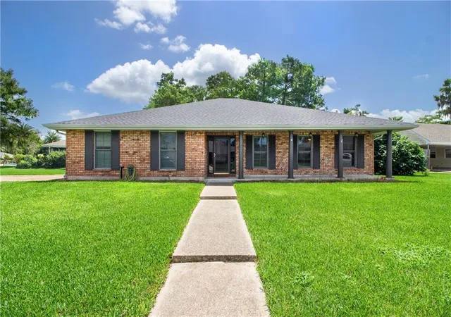 Homes for sale in Destrehan, LA | 16 Parlage Dr, Destrehan, LA 70047 | MLS# 2564513