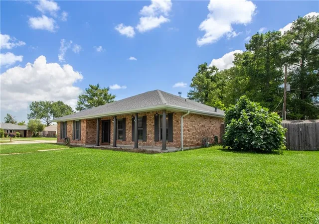 Homes for sale in Destrehan, LA | 16 Parlage Dr, Destrehan, LA 70047 | MLS# 2564513