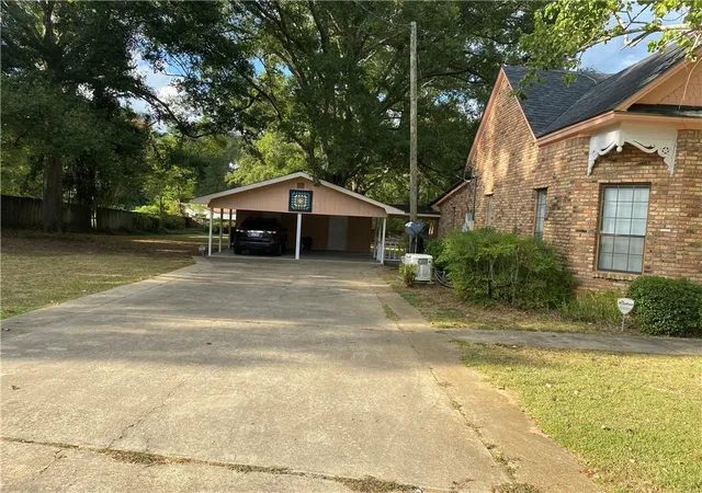 Photo 2 of Single family home for sale at 401 E Avenue, Kentwood, LA 70444 | MLS# 2562263 | Listing updated on 2026-08-06