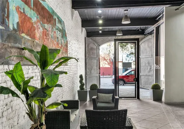 3rd image of 402 Julia St, New Orleans, LA 70130