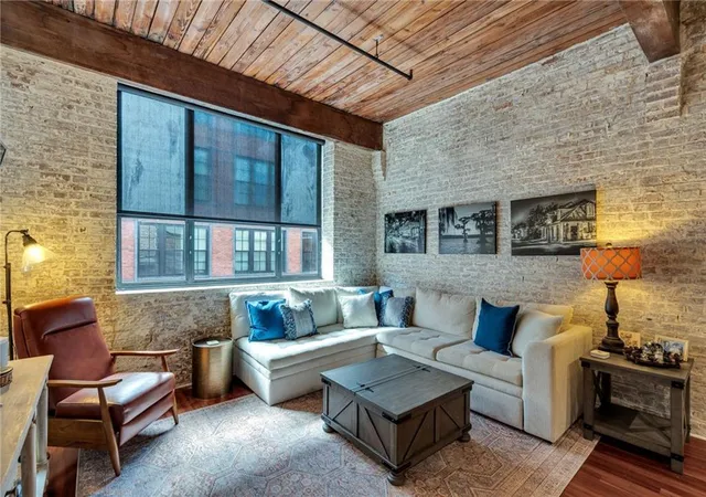 4th image of 402 Julia St, New Orleans, LA 70130