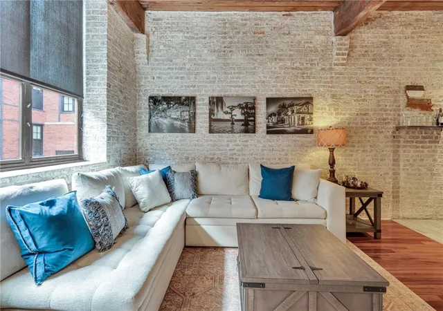 5th image of 402 Julia St, New Orleans, LA 70130