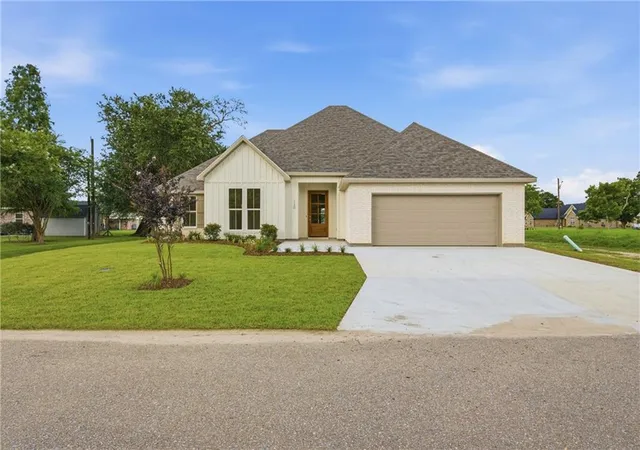 Homes for sale in Hahnville, LA | 110 Butternut St, Hahnville, LA 70057 | MLS# 2564960