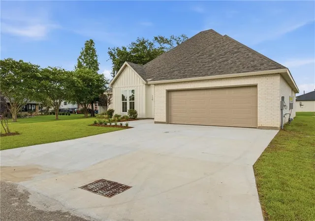 Homes for sale in Hahnville, LA | 110 Butternut St, Hahnville, LA 70057 | MLS# 2564960