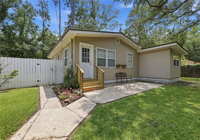 Photo 3 of Single family home for sale at 59 Alice St, Madisonville, LA 70447 | MLS# 2565065 | Listing updated on 2026-06-27