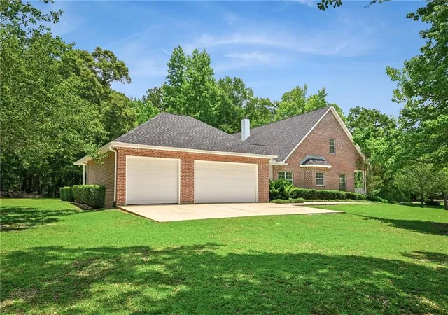 Homes for sale in Covington, LA | 52 Bleu Lake Dr, Covington, LA 70435 | MLS# 2564920