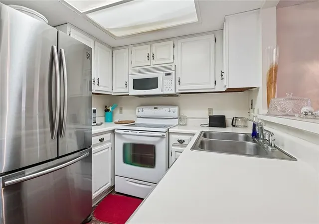 Listing Photo 4 - Condo for sale in building located at 2002 Greenpoint Dr, New Orleans, LA 70114 - Unit #2002