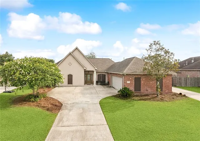 Homes for sale in Denham Springs, LA | 13795 Shady Hollow Dr, Denham Springs, LA 70726 | MLS# 2561739