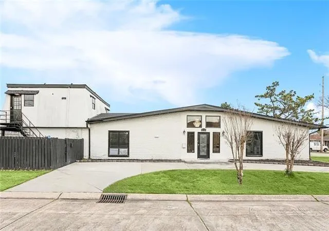 Homes for sale in Metairie, LA | 4200 Lake Villa Dr, Metairie, LA 70002 | MLS# 2565643