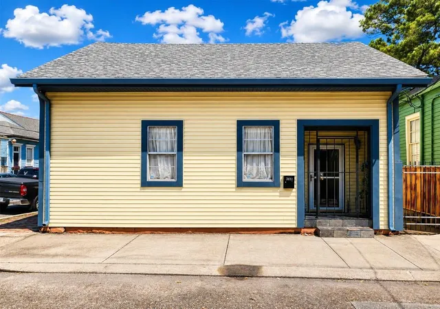 1st image of 3031 Annunciation St, New Orleans, LA 70115 | MLS# 2565955