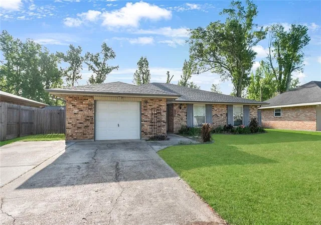 Photo 3 of Single family home for sale at 309 Desoto Dr, Luling, LA 70070 | MLS# 2566068 | Listing updated on 2026-08-28