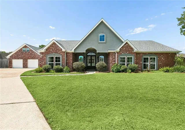 Homes for sale in Luling, LA | 141 Magnolia Ct, Luling, LA 70070 | MLS# 2566092