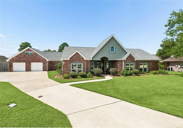 Homes for sale in Luling, LA | 141 Magnolia Ct, Luling, LA 70070 | MLS# 2566092