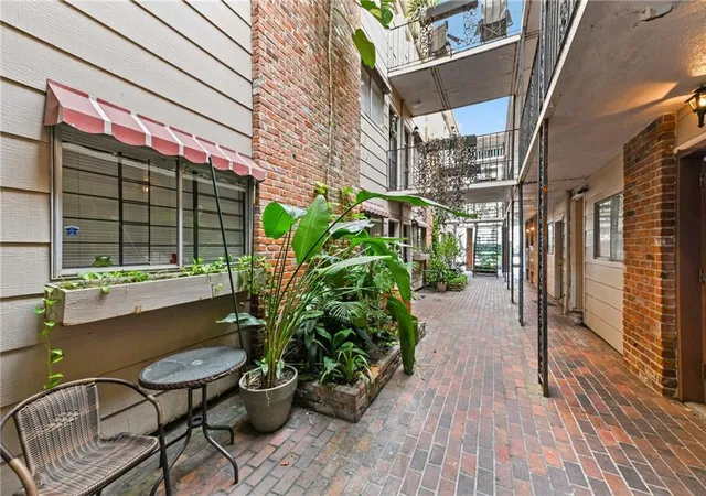 2nd image of 2855Th St Charles Ave, New Orleans, LA 70115
