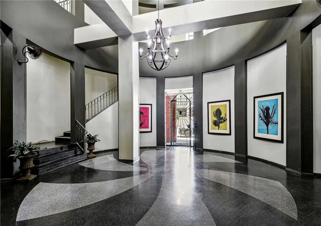 2nd image of 330 Julia St, New Orleans, LA 70130