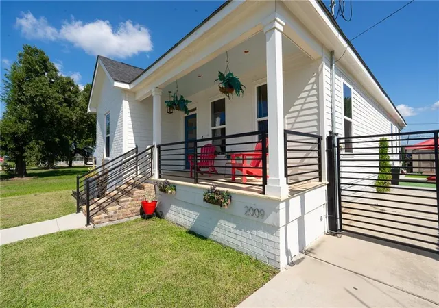 2nd image of 2009 Center St, Arabi, LA 70032 | MLS# 2566774