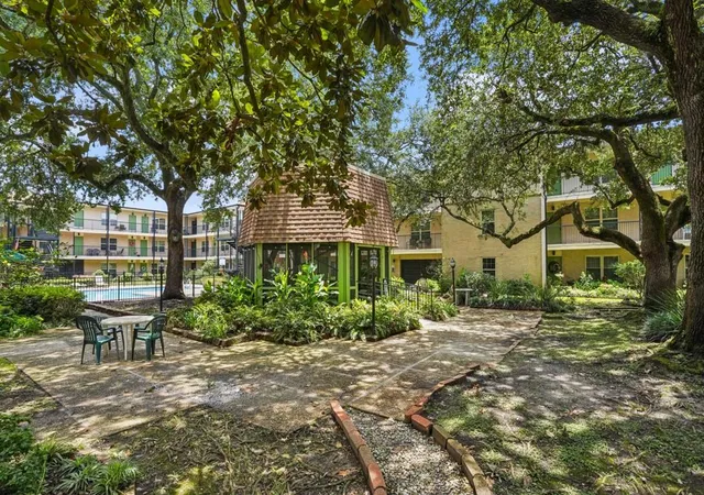 2nd image of 2732 Whitney Pl, Metairie, LA 70002