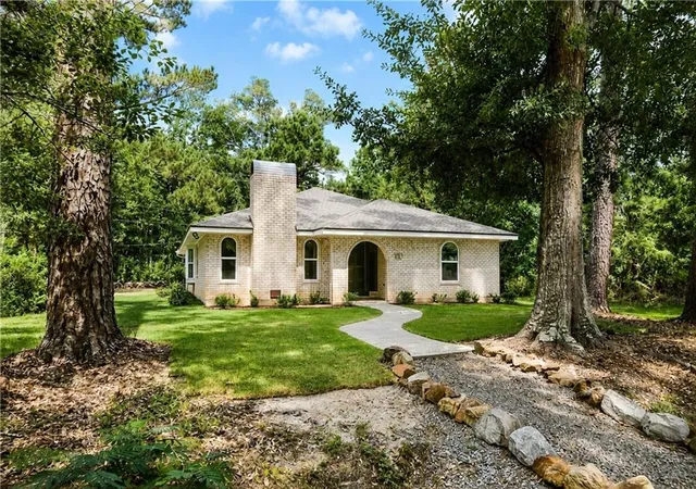 Photo 1 of Single family home for sale at 100 Live Oak St, Mandeville, LA 70448 | MLS# 2562847 | Listing updated on 2026-08-26