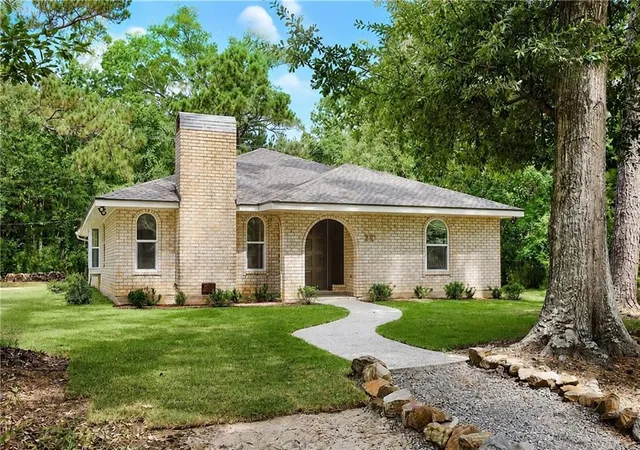 Photo 2 of Single family home for sale at 100 Live Oak St, Mandeville, LA 70448 | MLS# 2562847 | Listing updated on 2026-08-26