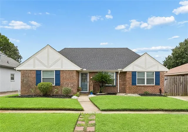 Homes for sale in Kenner, LA | 63 Normandy Dr, Kenner, LA 70065 | MLS# 2567871
