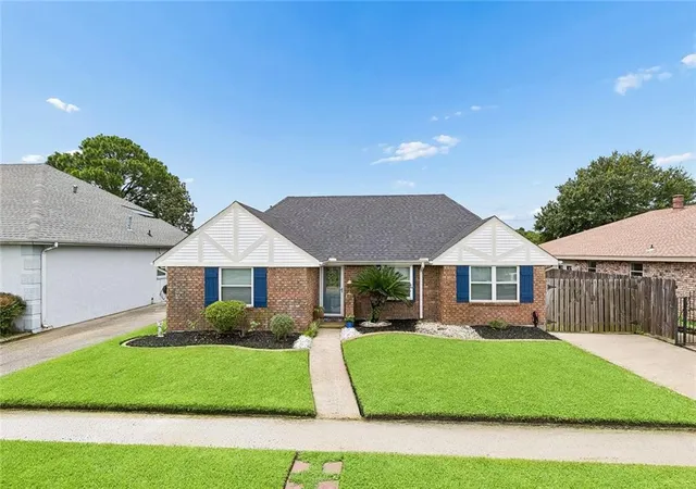 Homes for sale in Kenner, LA | 63 Normandy Dr, Kenner, LA 70065 | MLS# 2567871