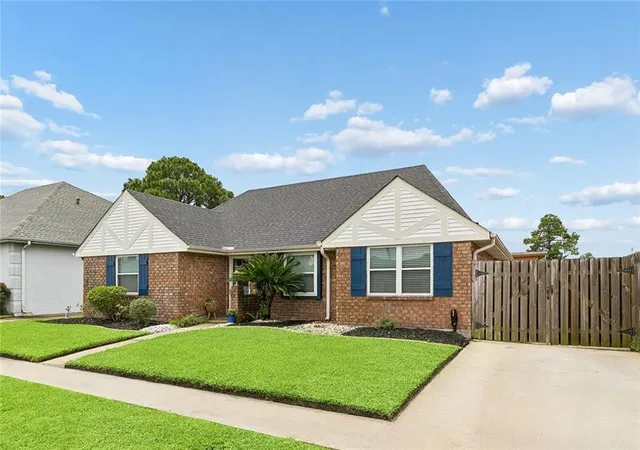 Homes for sale in Kenner, LA | 63 Normandy Dr, Kenner, LA 70065 | MLS# 2567871