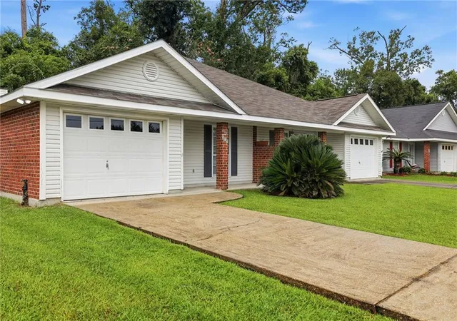 Homes for sale in Ponchatoula, LA | 819 Eden Oaks Dr, Ponchatoula, LA 70454 | MLS# 2567982