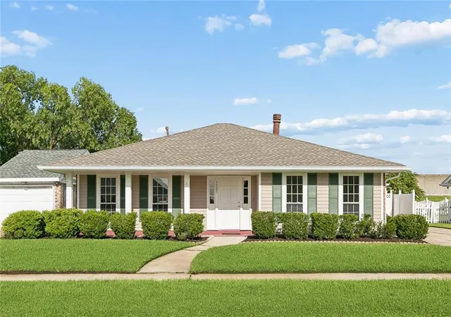 Homes for sale in Kenner, LA | 3305 Grandlake Blvd, Kenner, LA 70065 | MLS# 2568057