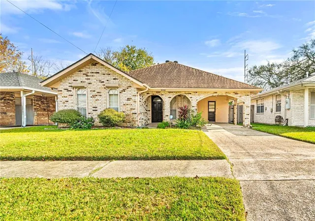 Homes for sale in Metairie, LA | 1525 Pasadena Ave, Metairie, LA 70001 | MLS# 2568368