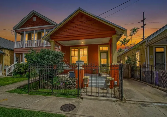 1st image of 7719 Oak St, New Orleans, LA 70118 | MLS# 2562461