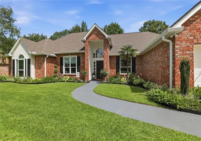 2nd image of 215 Chestnut Oak Dr, Mandeville, LA 70448 | MLS# 2568373