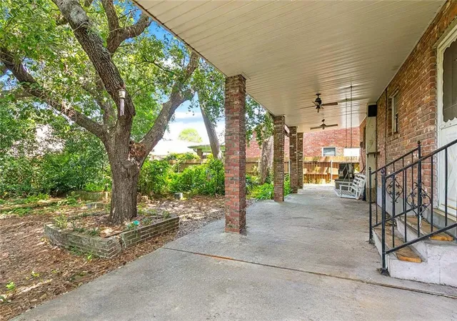 Homes for sale in Metairie, LA | 1240 Papworth Ave, Metairie, LA 70005 | MLS# 2567371