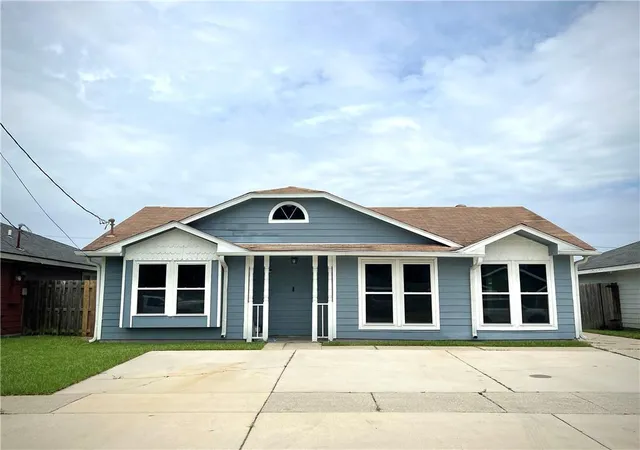 Homes for sale in Westwego, LA | 29 Honeysuckle Ln, Westwego, LA 70094 | MLS# 2569030