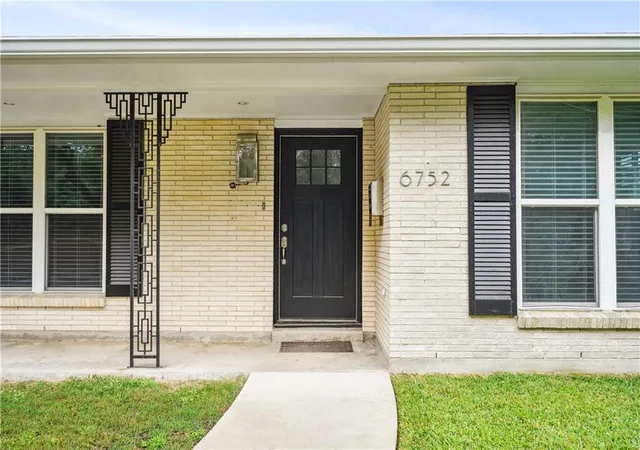 Photo 3 of Single family home for sale at 6752 Fleur De Lis Dr, New Orleans, LA 70124 | MLS# 2568654 | Listing updated on 2026-07-29